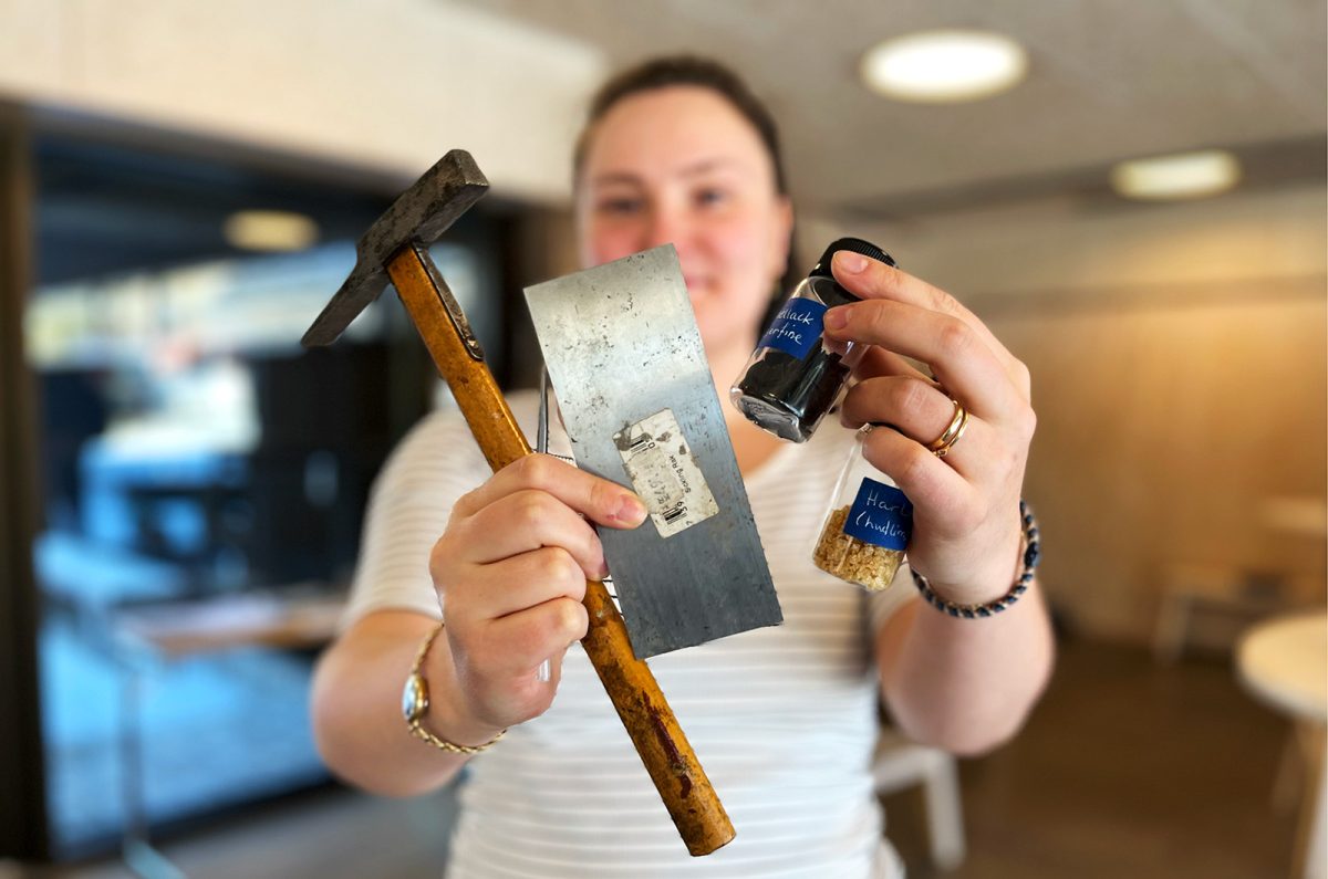 Jessika Strömblad visar några av de verktyg hon använder när hon jobbar.