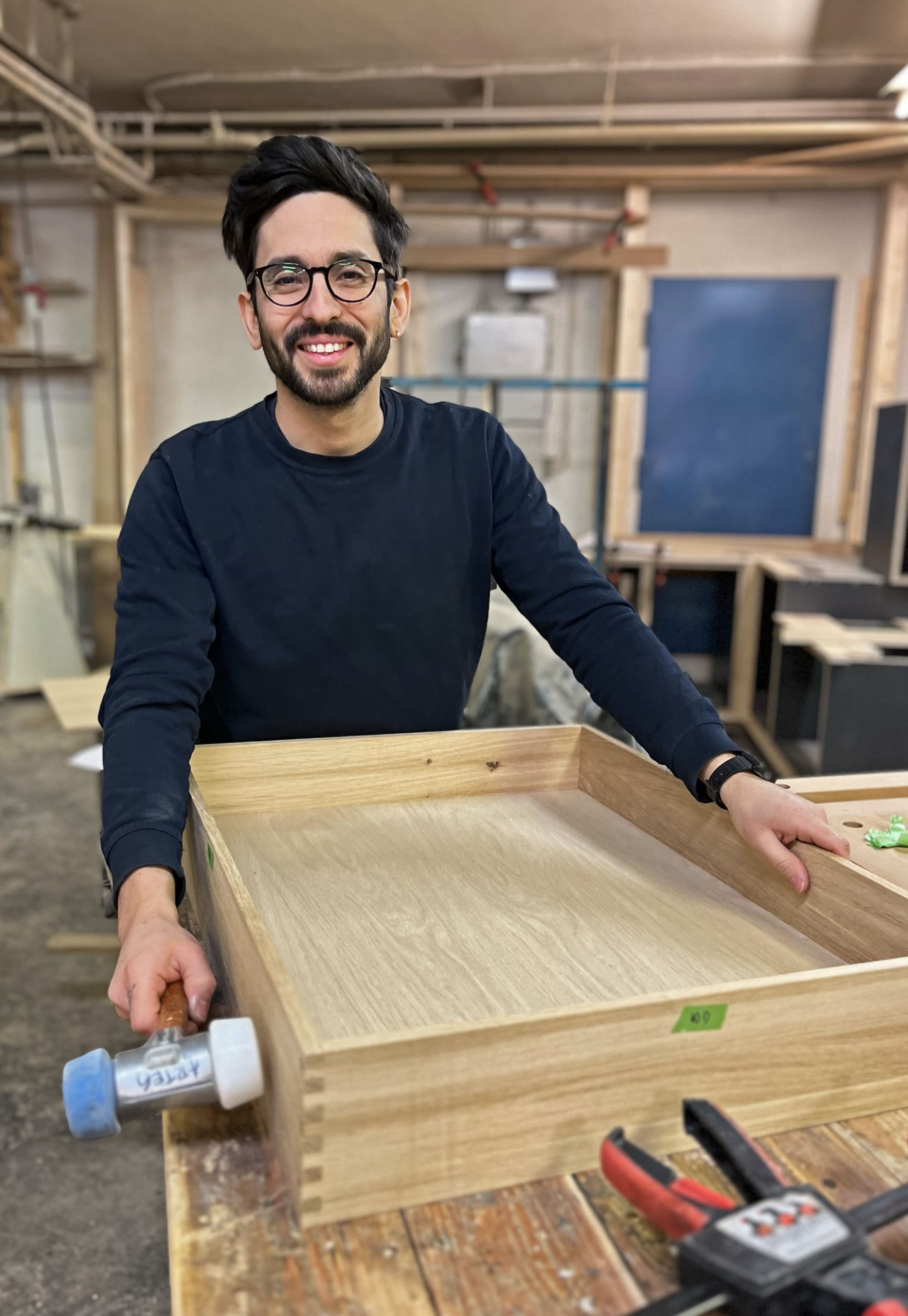 Fabricio Gatica i verkstaden i Majorna i Göteborg. 