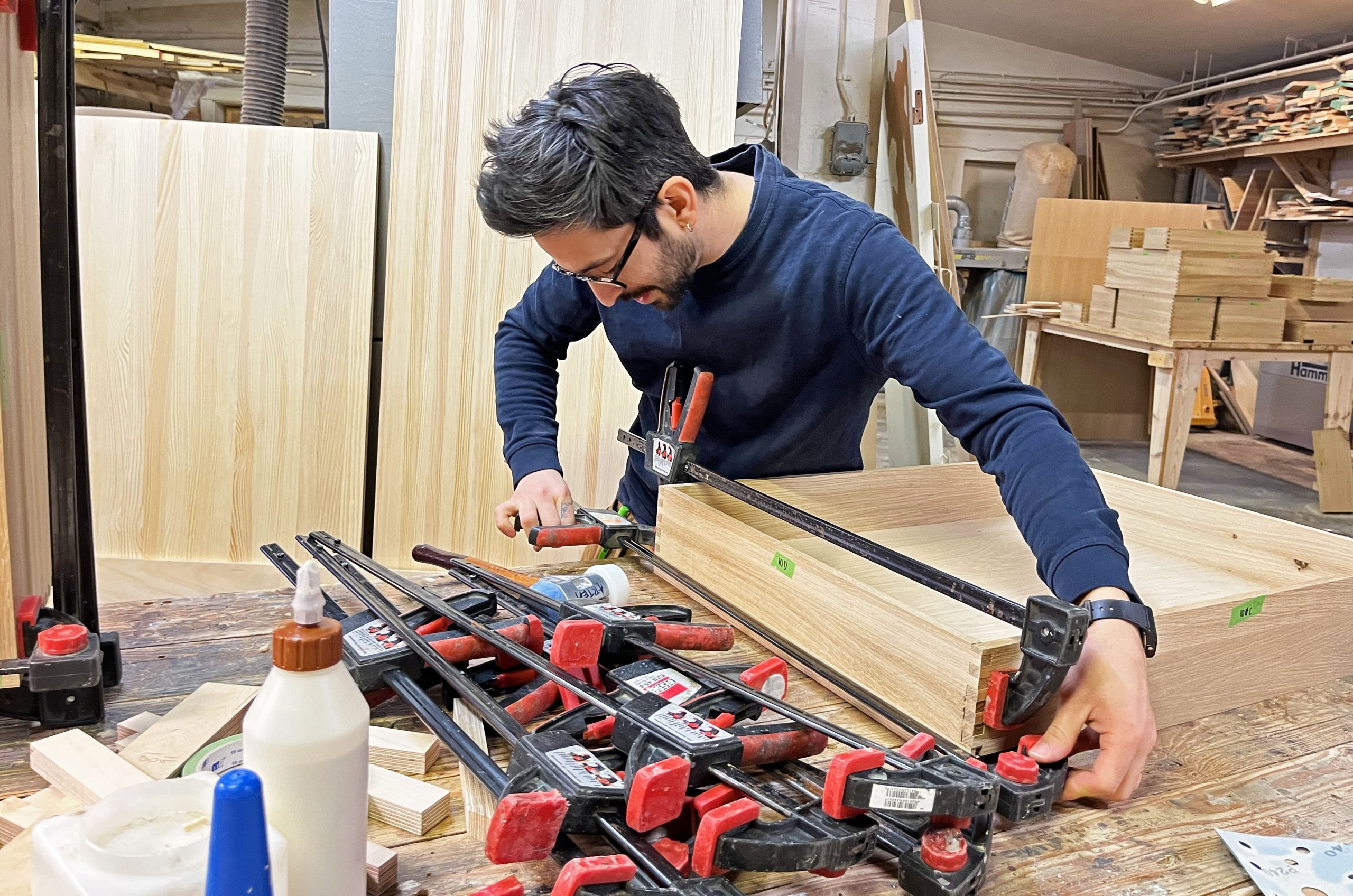 Fabricio Gatica arbetar i verkstaden. 