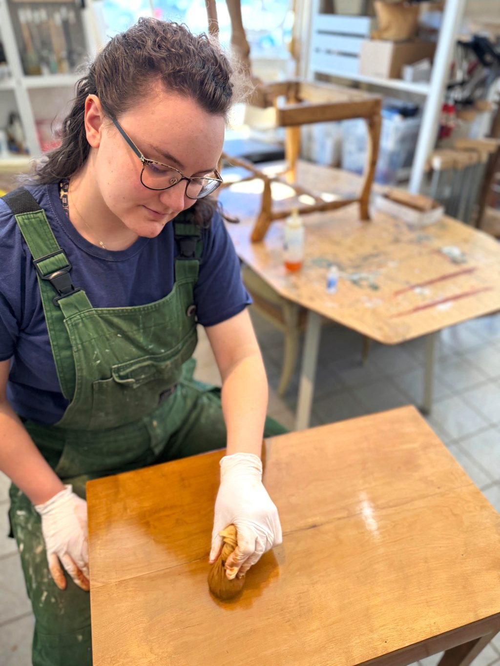 Jessika Strömblad arbetar med en möbel i verkstaden.